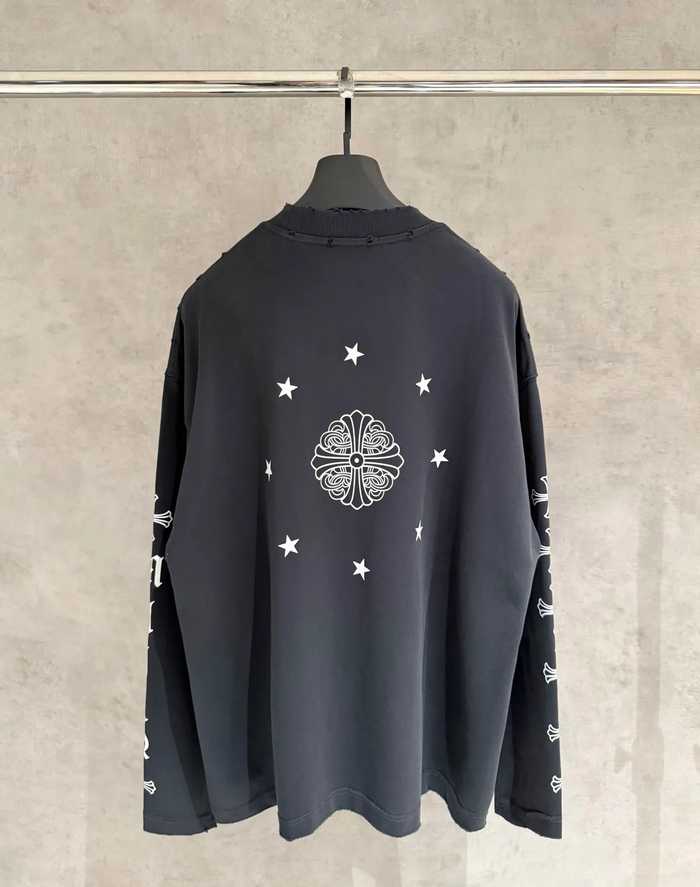🅿️330 [Strict quality control] CH Croixin's new long-sleeved sweatshirt T-shirt. Heavy 340g double yarn fabric. Four flower positions on the front, back and left. Wash the whole garment twice. The four sides are frayed and torn. Heavy fabric. The neckline is made of icy Salona. Loose fit. Deep, wide and stylish. No deformation or shrinkage. 3 colors: black, white and gray. Size: M-2xl